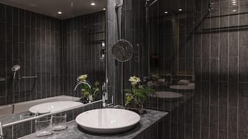 Stratum Suites by Bernadotte & Kylberg | Phòng tắm | Đồ dùng nhà tắm miễn phí, máy sấy tóc, khăn tắm