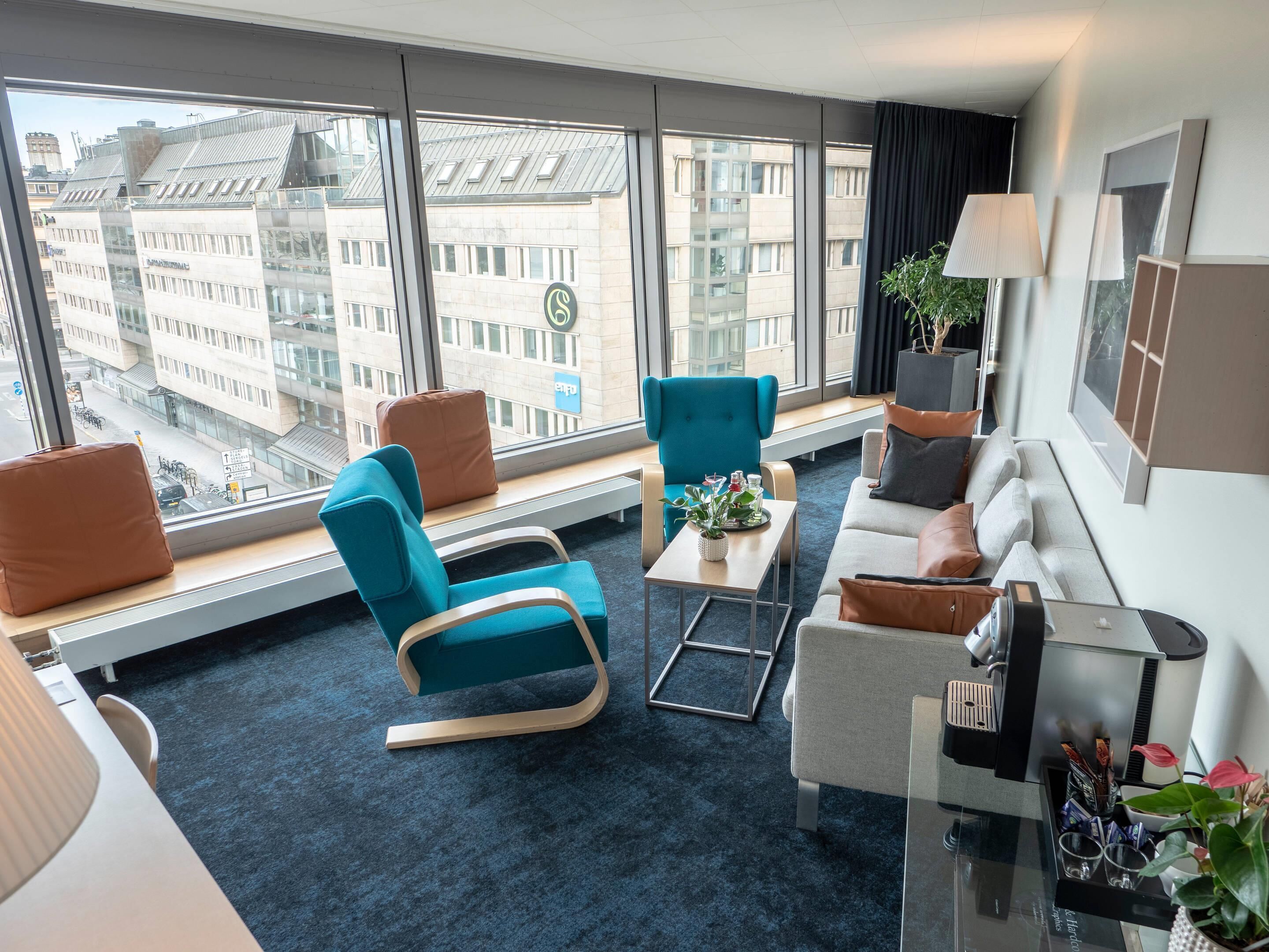 Suite | Hypo-allergenic bedding, down comforters, minibar, in-room safe