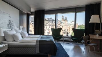 Rom – deluxe, ikke-røyk | Allergitestet sengetøy, dundyner, minibar og safe på rommet