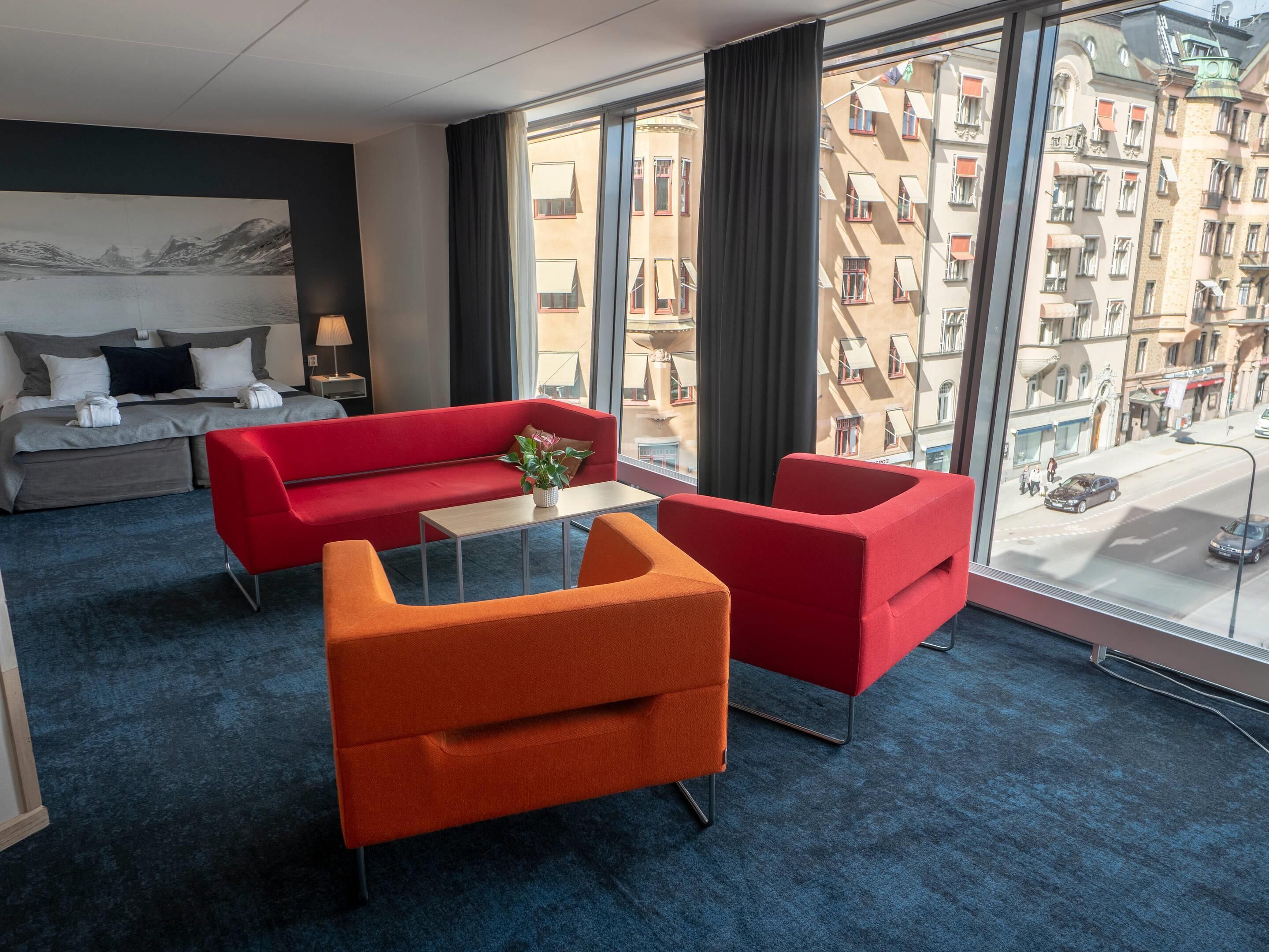 Deluxe Room, Non Smoking | Hypo-allergenic bedding, down comforters, minibar, in-room safe