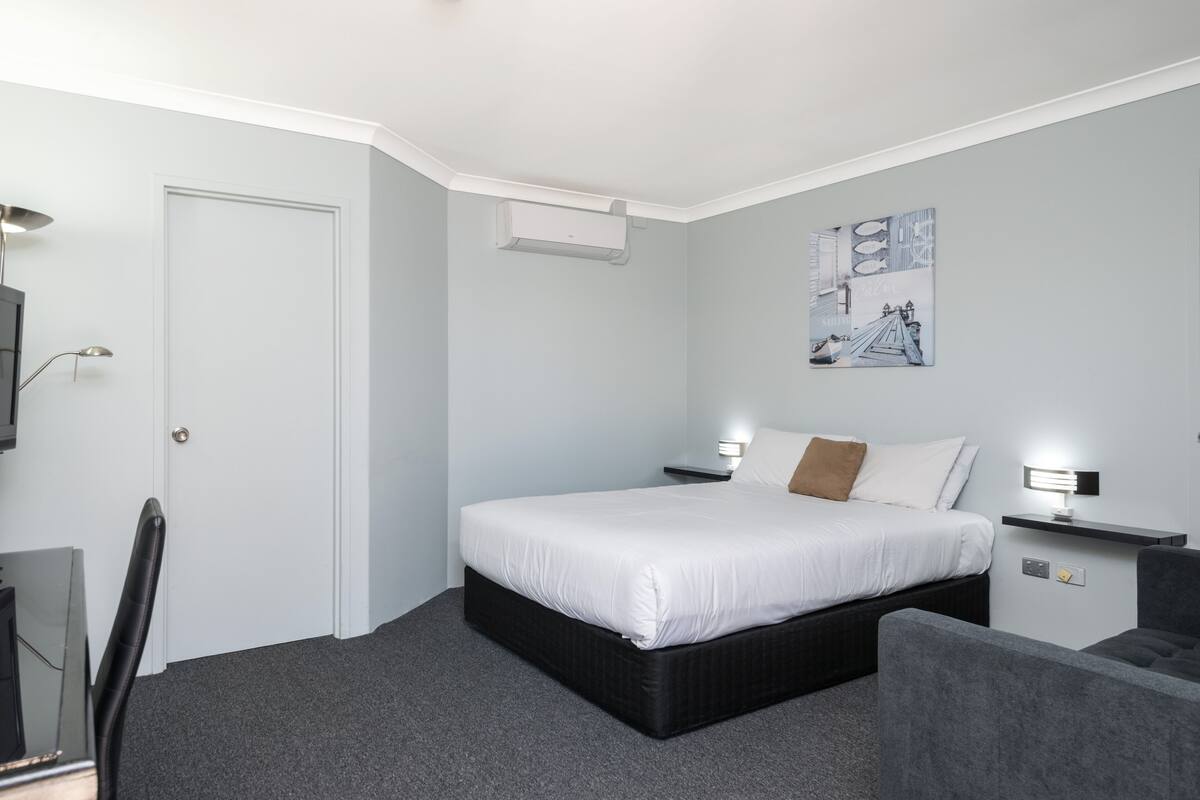 Executive Room | Desk, iron/ironing board, WiFi (free), alarm clocks