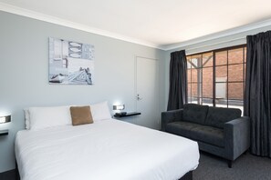 Desk, iron/ironing board, free WiFi, alarm clocks - Midas Motel Kalgoorlie (Kalgoorlie)