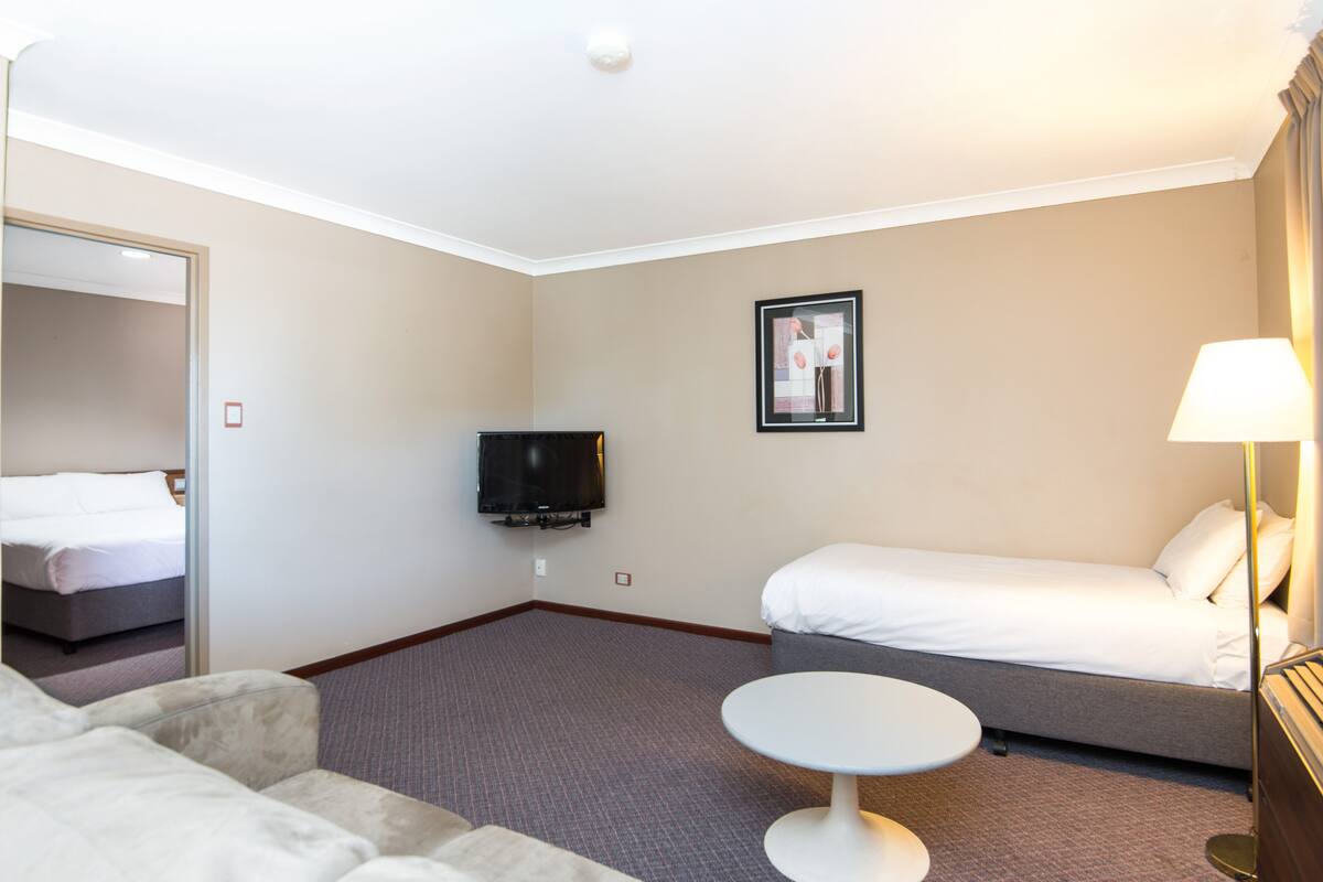 Superior Studio | Desk, iron/ironing board, WiFi (free), alarm clocks