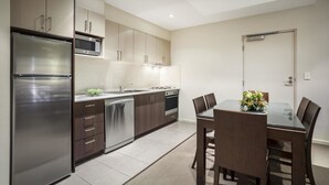 Microondas, placa de cocina, hervidor eléctrico y tostadora
