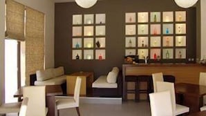 Un intérieur moderne comprenant un coin salon, une table à manger et des luminaires suspendus.