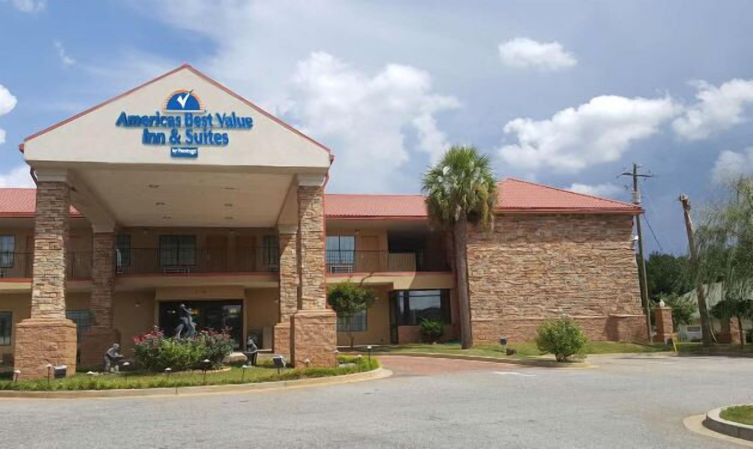 Un hôtel dont l’enseigne indique : « American’s Best Value Inn & Suites ».