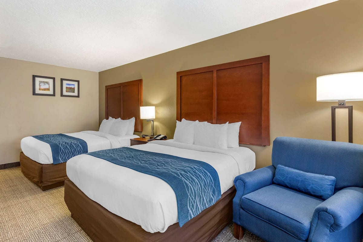 Desk, iron/ironing board, WiFi, bed sheets