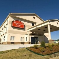 Un edificio con un cartel que dice "HomeTown Hotel".