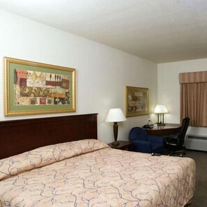Hypo-allergenic bedding, individually furnished, desk, laptop workspace - HomeTown Hotel Bryant (Bryant)