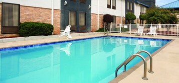Una piscina al aire libre de temporada