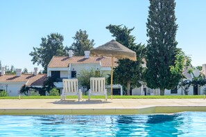 Outdoor pool, pool umbrellas, sun loungers - Pedras da Rainha (Tavira)
