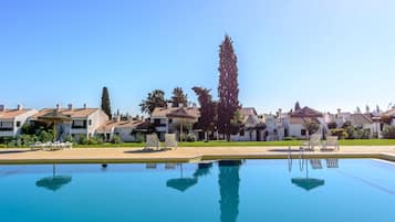 Piscine extérieure, parasols de plage, chaises longues