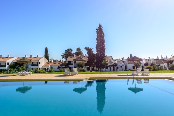 Piscina all'aperto, ombrelloni da piscina, lettini