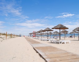 Una playa cerca, arena blanca, vóleibol de playa