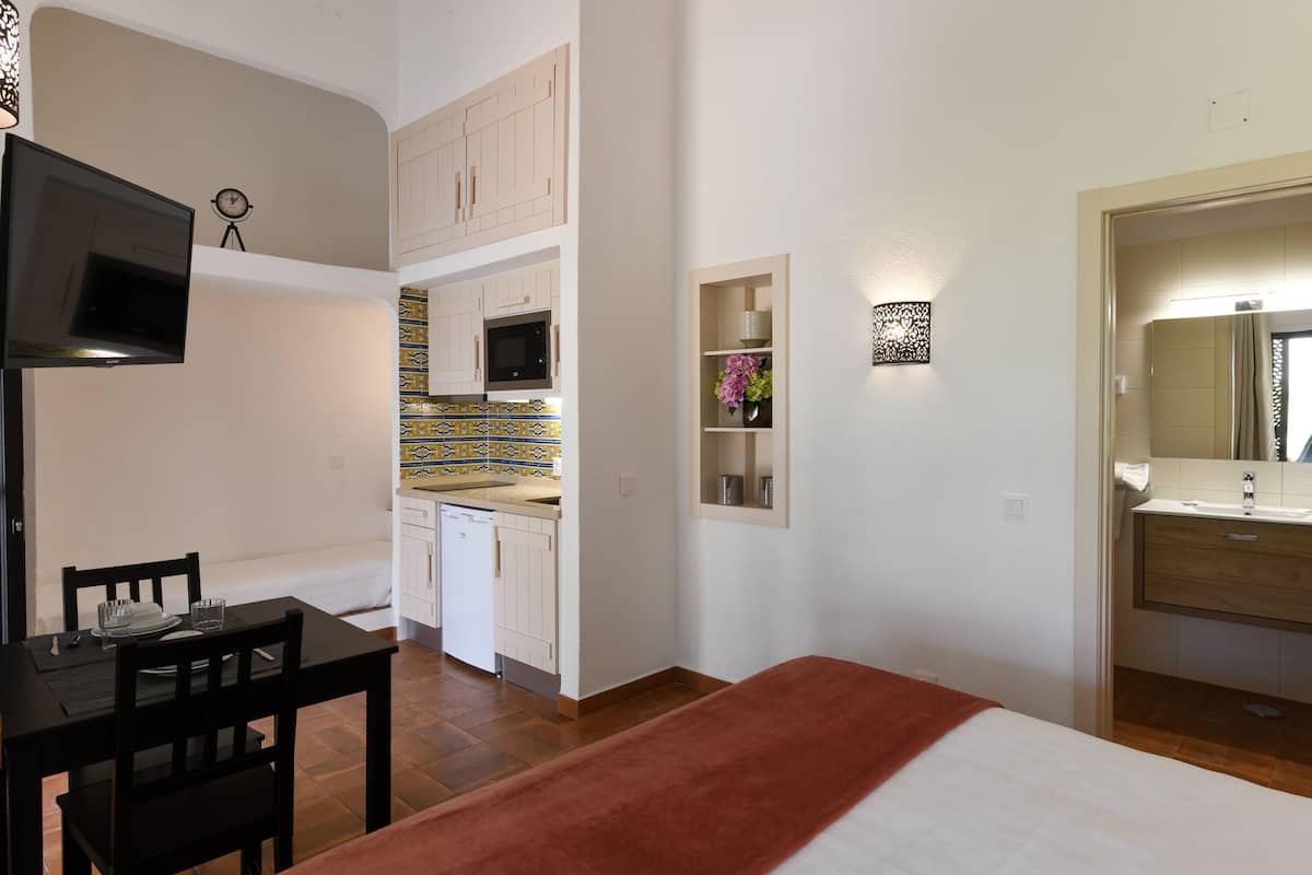 studio | 2 bedrooms, individually decorated, individually furnished