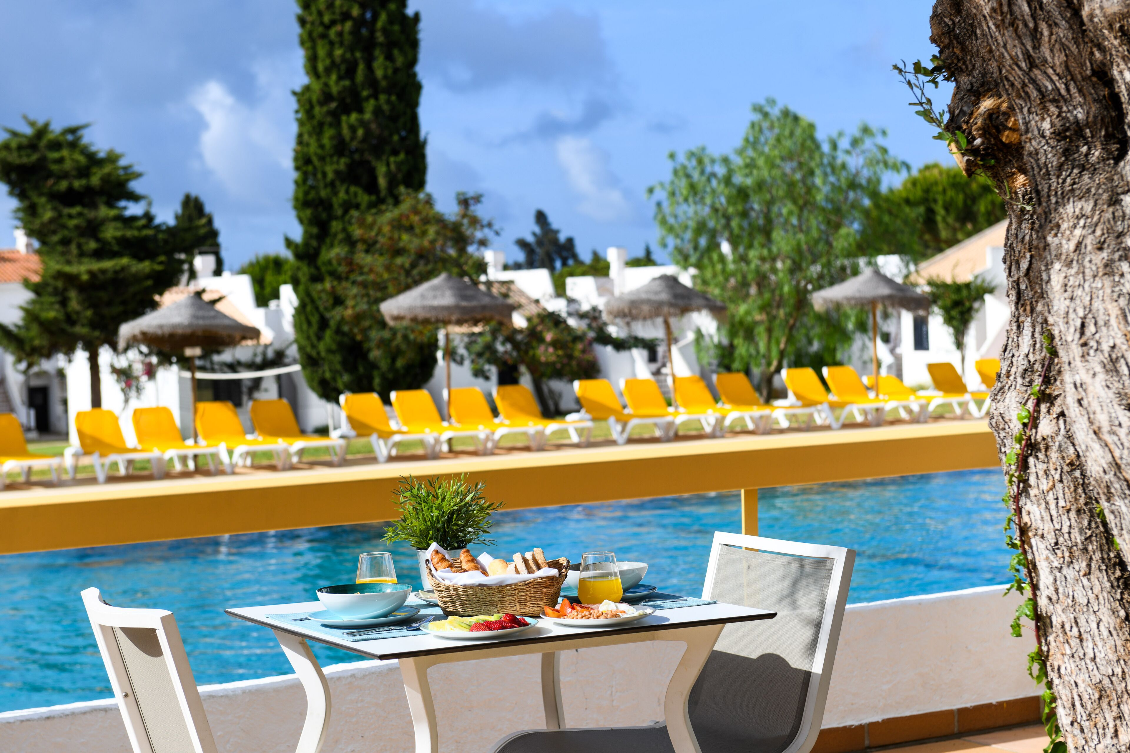 Bar junto a la piscina