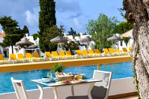 Bar en bord de piscine