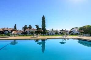 Piscina all'aperto, ombrelloni da piscina, lettini