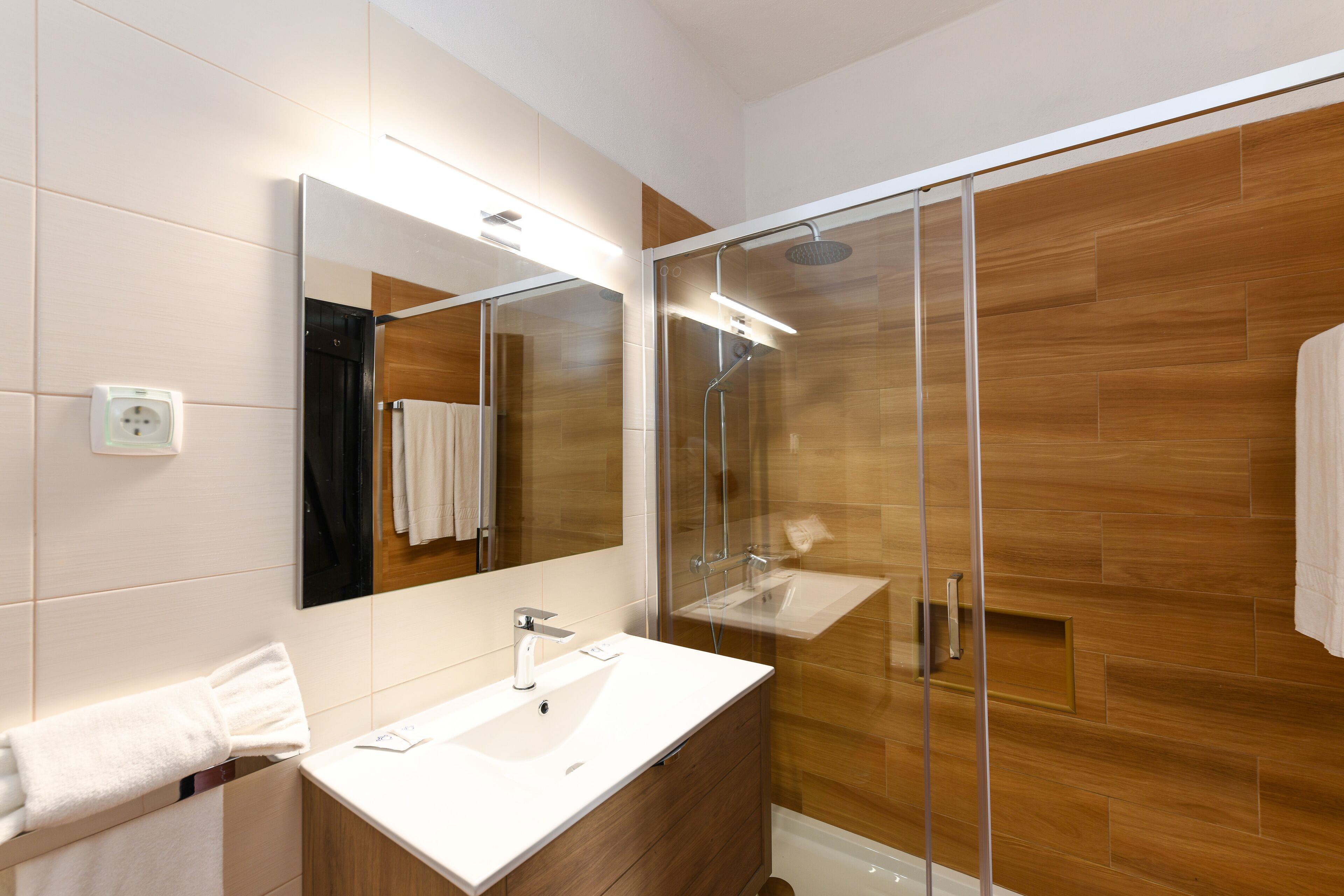 studio | bathroom | hair dryer, bidet, towels, soap