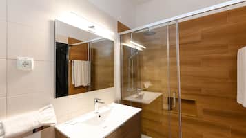 Studio | Badezimmer | Haartrockner, Bidet, Handtücher, Seife