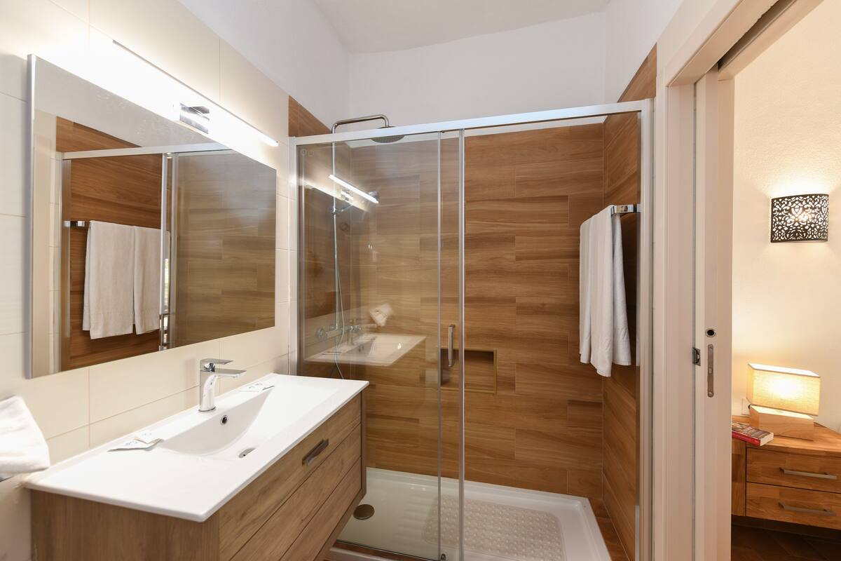 studio | bathroom | hair dryer, bidet, towels, soap