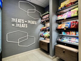 Un espace dédié à la présentation de collations, avec divers types de chips et d’en-cas.