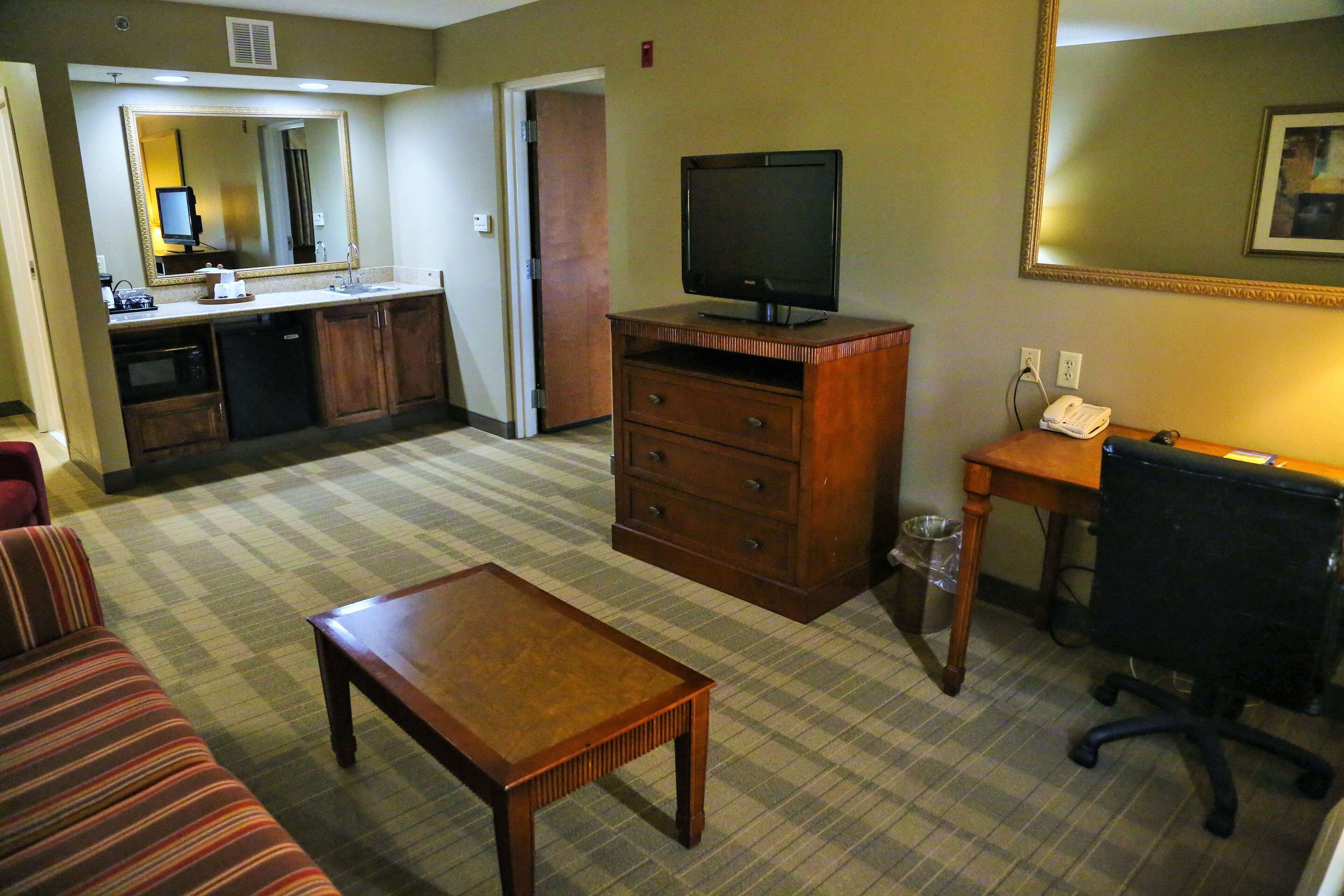 suite, one king bed, non-smoking | minibar