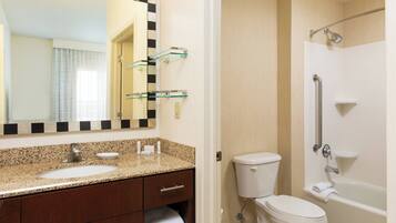 Kombinasi shower/bathtub dan perlengkapan mandi gratis