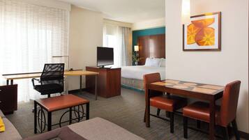 Seprai premium, brankas, meja kerja, dan tirai kedap cahaya