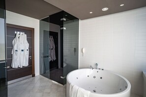 Suite – president | Bad | Hårføner, badekåper, tøfler og håndklær