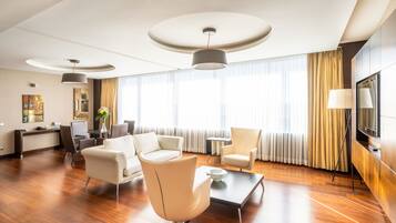 Presidential Suite | Premium bedding, in-room safe, soundproofing, iron/ironing board