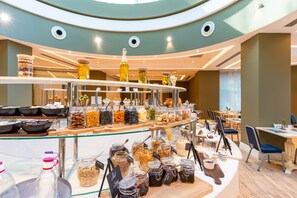 Frokostbuffé hver dag (AZN 28 per person)