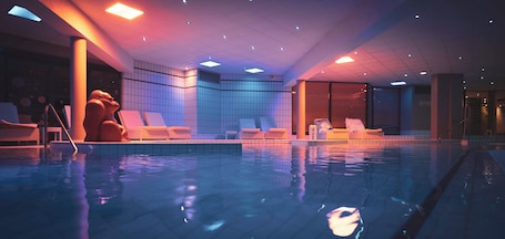Una piscina techada, abierta desde las 09:00 hasta las 23:00, sombrillas