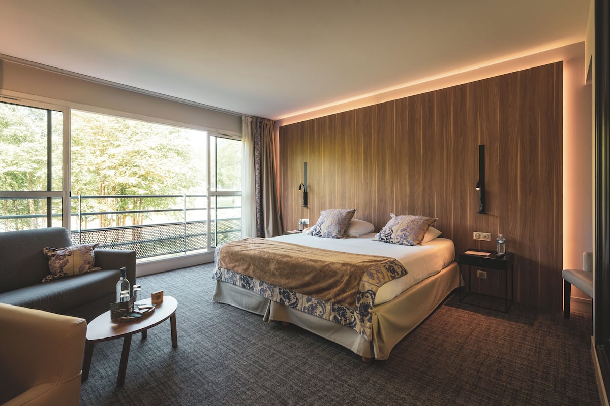 classic single room | in-room safe, desk, free cots/infant beds, travel cot