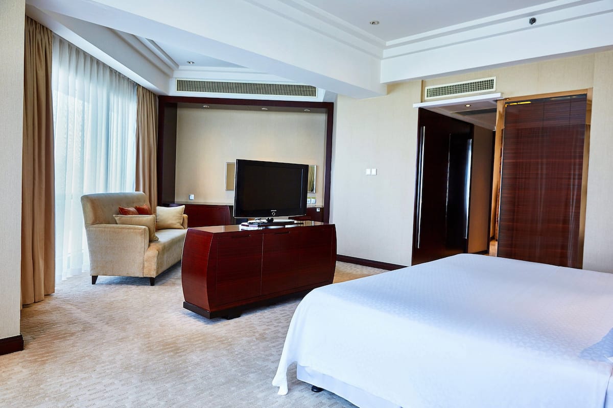 Room, 1 King Bed, City View | Minibar, in-room safe, desk, soundproofing