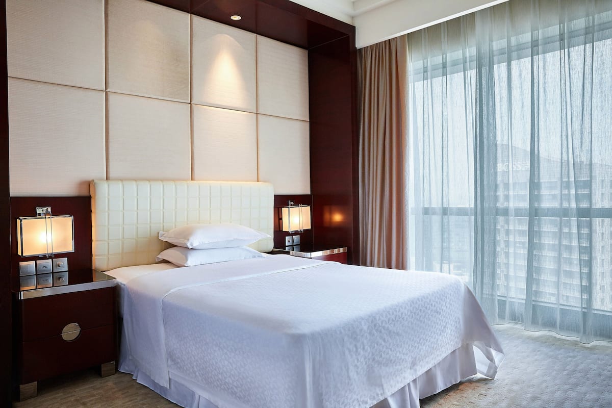 Room, 1 King Bed, City View | Minibar, in-room safe, desk, soundproofing