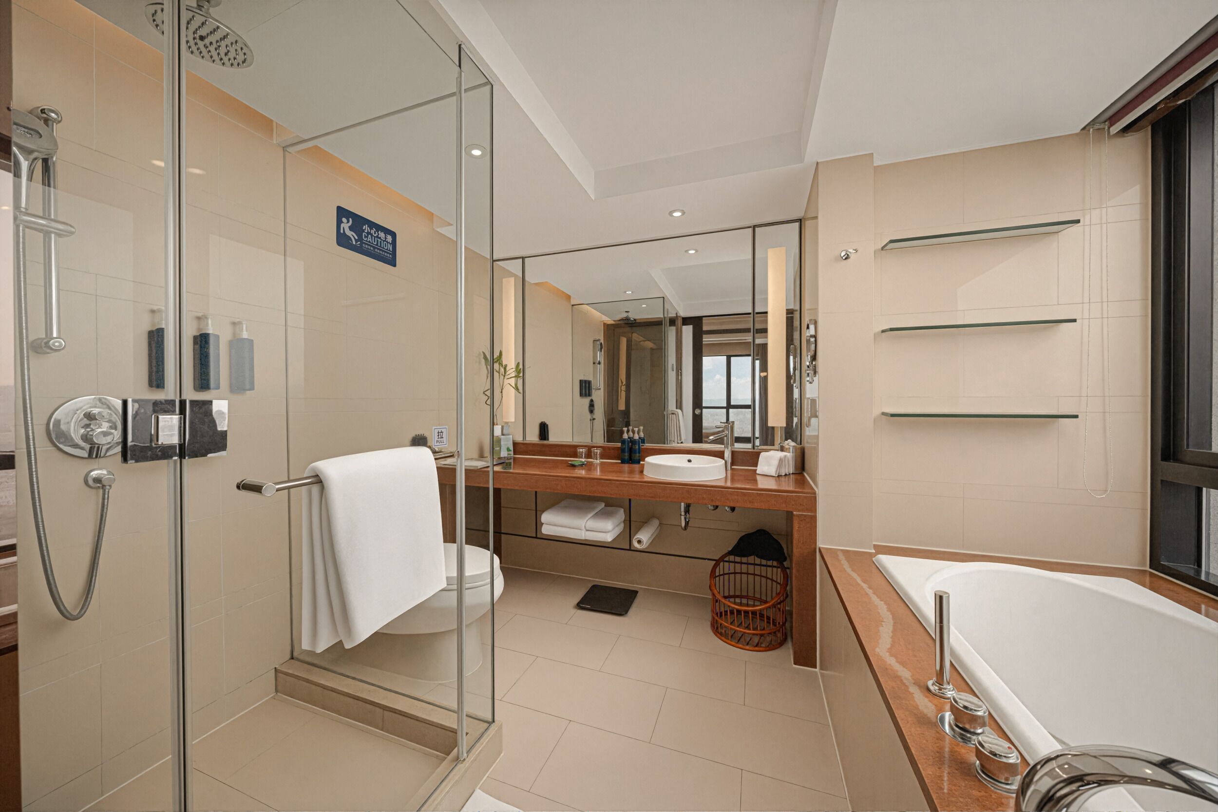 Suite, 1 King-Bett, Stadtblick | Badezimmer
