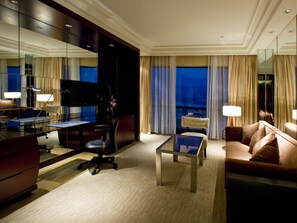 Comfort Suite | Minibar, in-room safe, desk, soundproofing - Four Points by Sheraton Hangzhou, Binjiang (Hangzhou)
