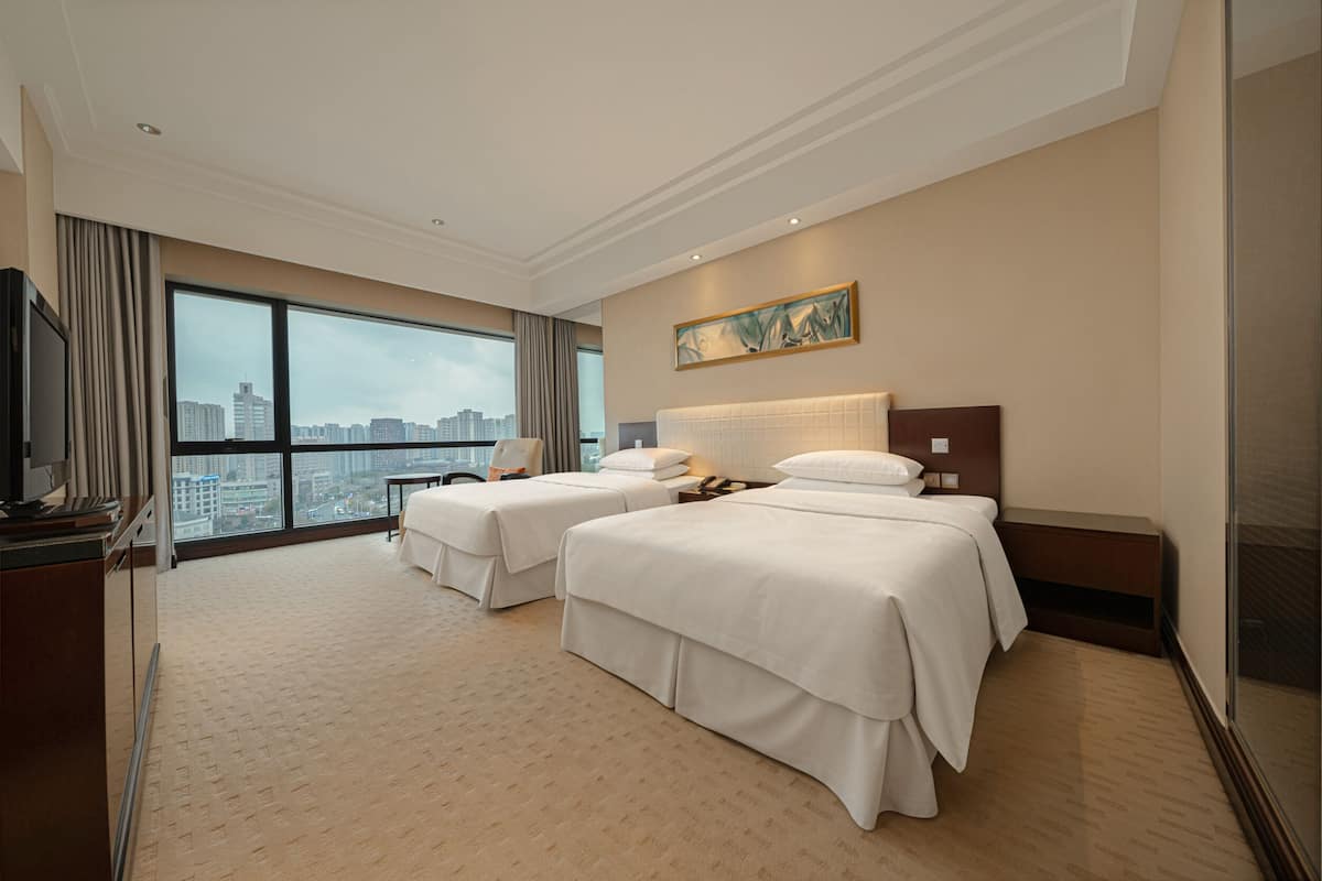 Quarto, 2 camas de solteiro, vista para a cidade | Frigobar, cofres nos quartos, escrivaninha, quartos à prova de som