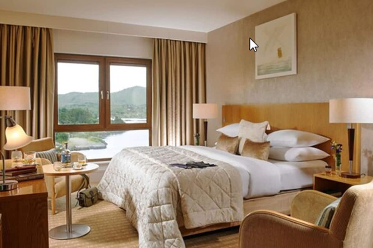 family room | minibar, in-room safe, desk, laptop workspace