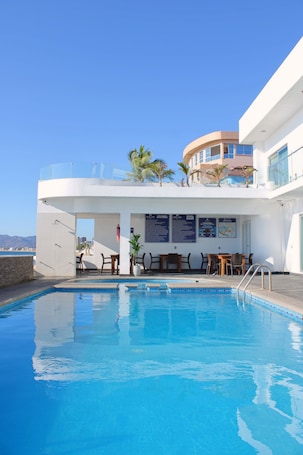 Outdoor pool, open 10:00 AM to 10:00 PM, pool umbrellas, pool loungers. Hotel Star Manzanillo