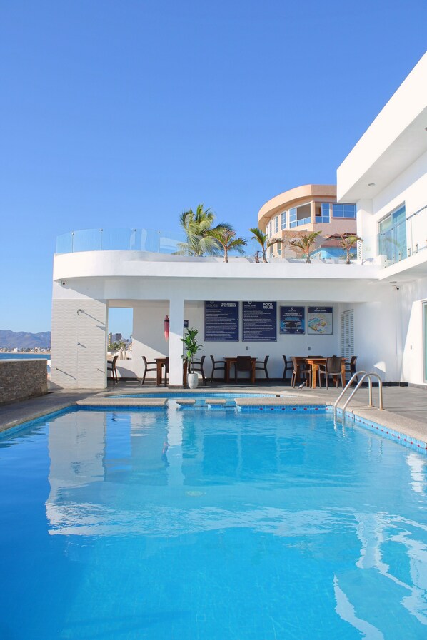 Una piscina al aire libre