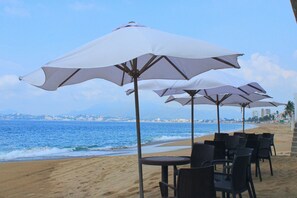 位於海灘上、遮陽傘、海灘浴巾