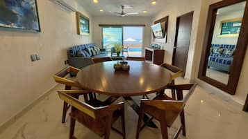 Family Room, 2 Bedrooms, Kitchenette, Beachfront | Dining room