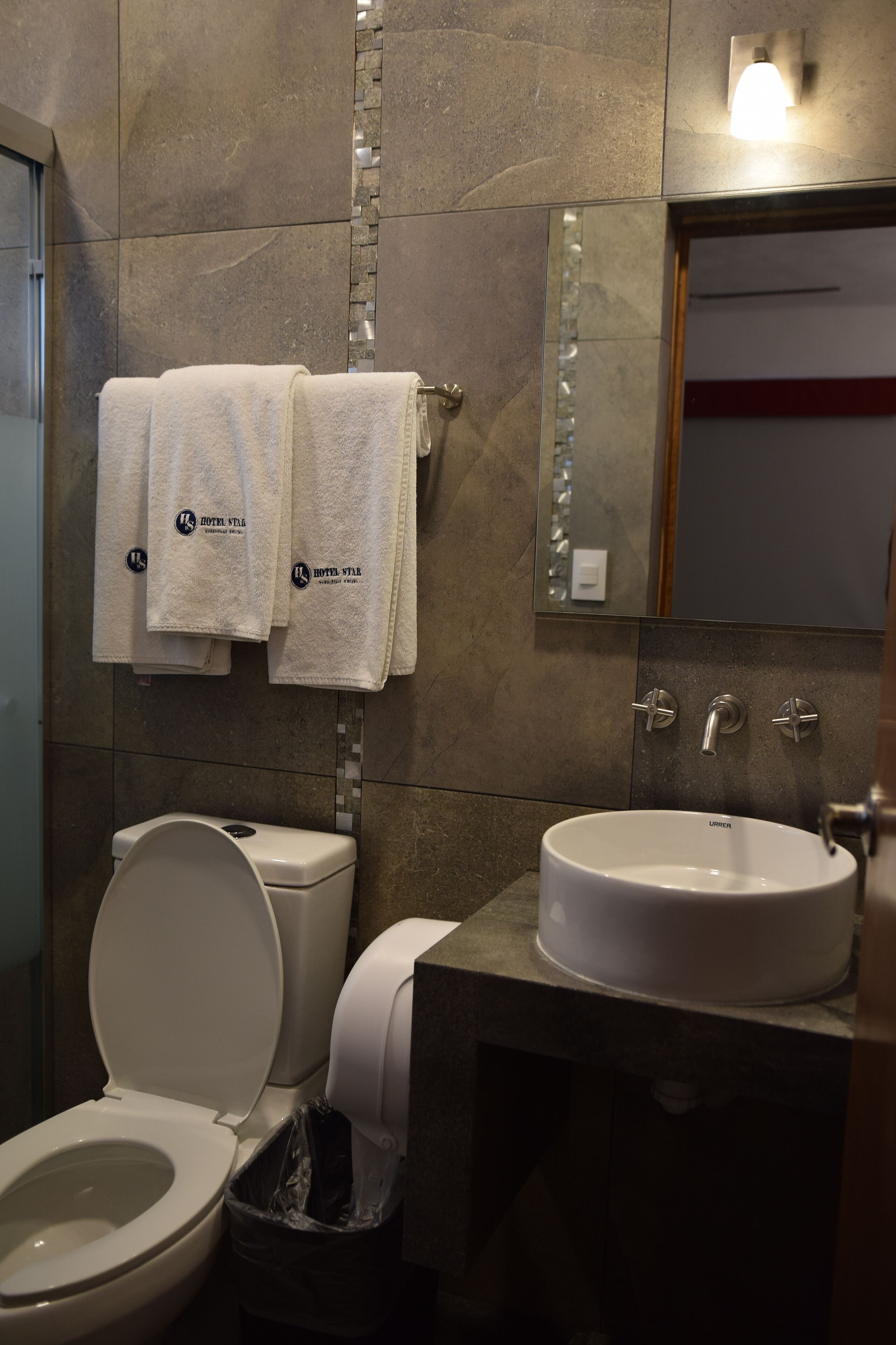 executive room, ensuite | bathroom | towels