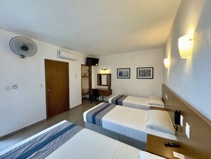 Muebles diferentes, wifi gratis y ropa de cama 