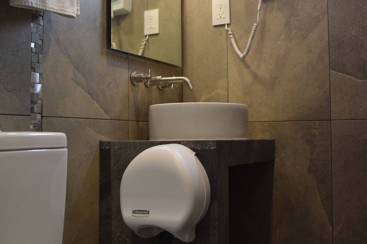 executive room, ensuite | bathroom | towels