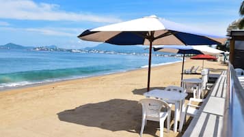 En la playa y sombrillas