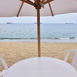 En la playa, sombrillas