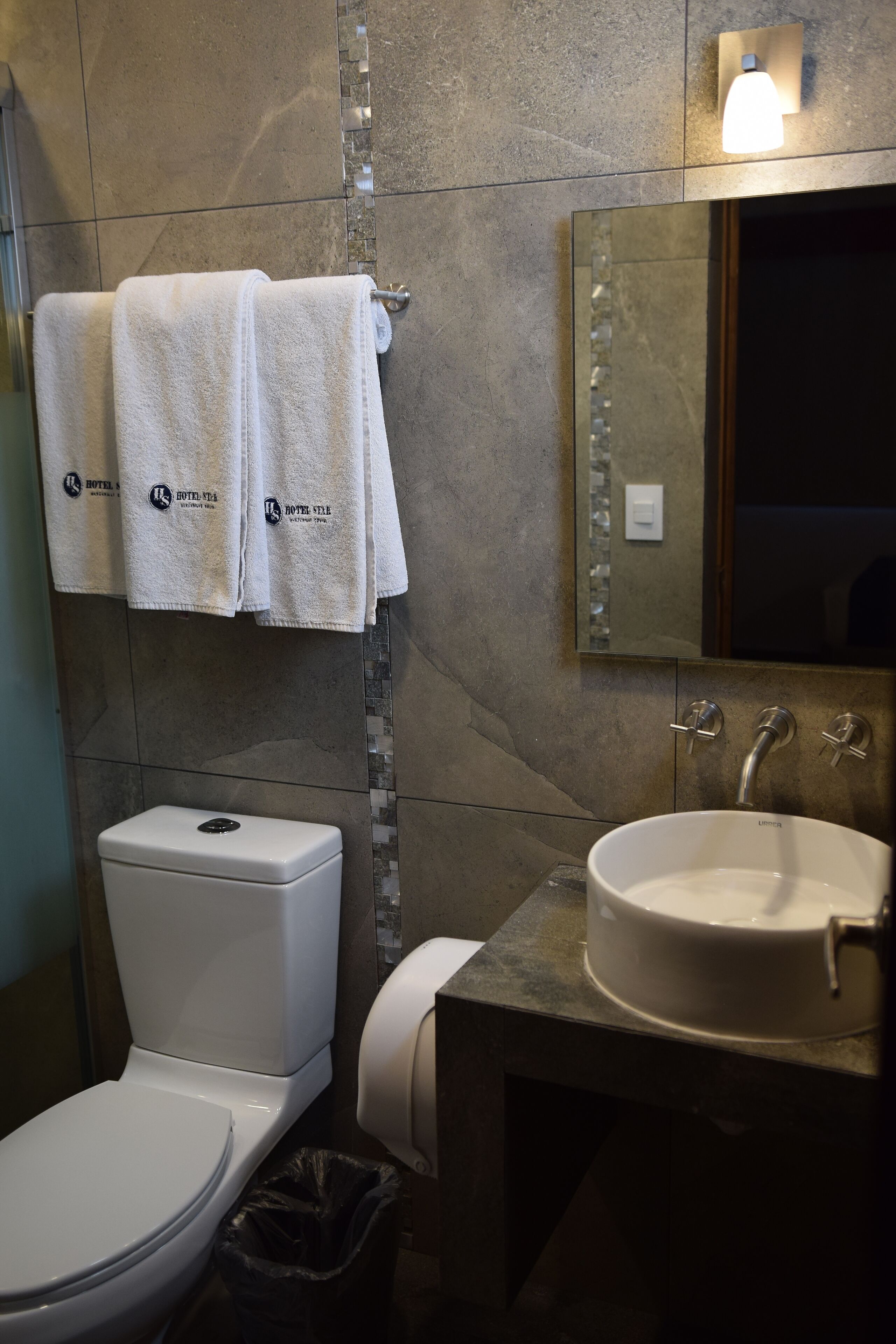 executive room, ensuite | bathroom | towels